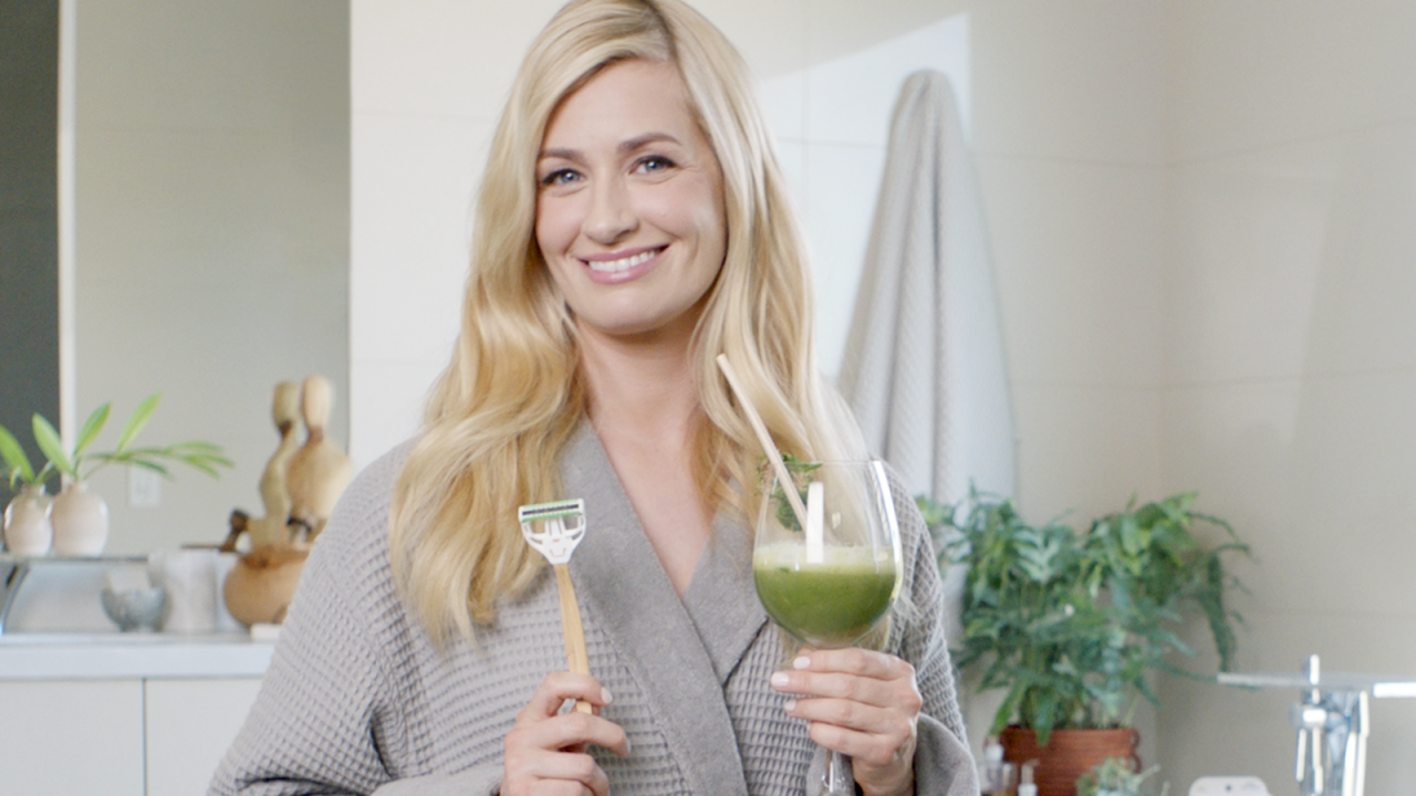 Schick And Beth Behrs Mock Sustainability-splainers In Ad For New Eco-friendly Razor - Vimarsana News